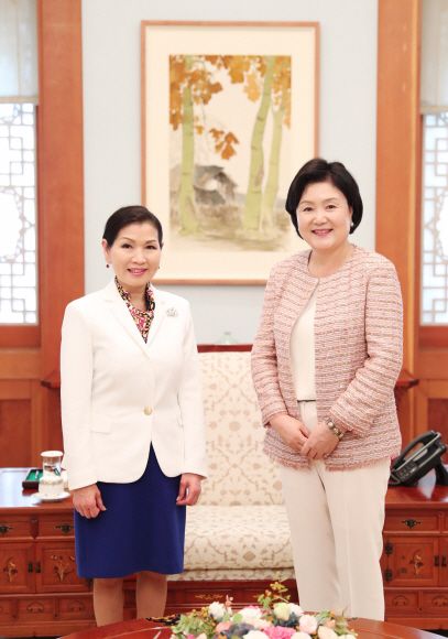 김정숙 여사는 4일 오후 1시 50분부터 3시까지 청와대 본관에서 美 메릴랜드州 경제사절단 단장 자격으로 방한한 유미 호건(Yumi Hogan) 메릴랜드 주지사 부인을 접견했다. 호건 여사는 지난 7월 미국 방문 때 가졌던 동포간담회에서 만난 이후 재회하는 것이다.청와대제공
