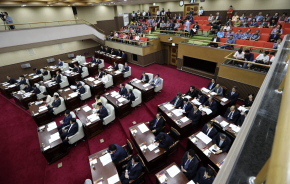 ’레밍’ 김학철 징계 본회의 지켜보는 시민들