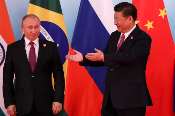 시진핑·푸틴 “한반도 비핵화 위해 더 긴밀히 소통” 