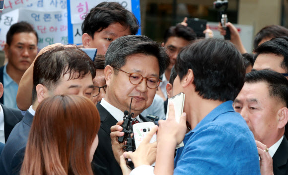 고용노동부의 부당노동행위 혐의 조사에 불응해 체포영장이 발부된 김장겸 MBC 사장이 5일 오전 서울서부고용노동지청에 출석하고 있다.  연합뉴스
