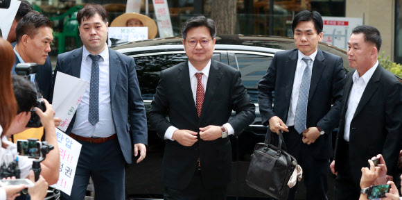 고용노동부의 부당노동행위 혐의 조사에 불응해 체포영장이 발부된 김장겸 MBC 사장이 5일 오전 서울서부고용노동지청에 출석하고 있다.  연합뉴스