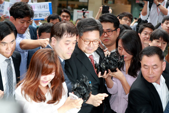 고용노동부의 부당노동행위 혐의 조사에 불응해 체포영장이 발부된 김장겸 MBC 사장이 5일 오전 서울서부고용노동지청에 출석하고 있다.  연합뉴스