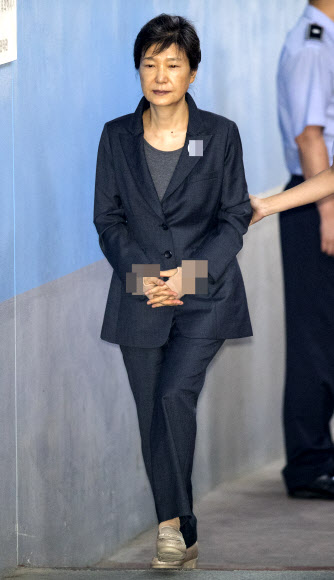 박근혜 전 대통령이 5일 오전 서초구 서울중앙지법에서 열리는 속행공판에 출석하기 위해 호송차에서 내려 법정으로 향하고 있다.  연합뉴스