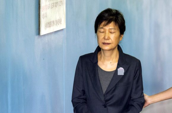 박근혜 전 대통령이 5일 오전 서초구 서울중앙지법에서 열리는 속행공판에 출석하기 위해 호송차에서 내려 법정으로 향하고 있다.  연합뉴스