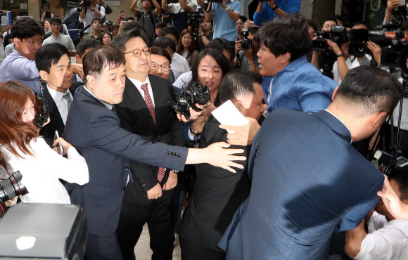 고용노동부의 부당노동행위 혐의 조사에 불응해 체포영장이 발부된 김장겸 MBC 사장이 5일 오전 서울서부고용노동지청에 경호원의 호위를 받으며 출석하고 있다.  연합뉴스