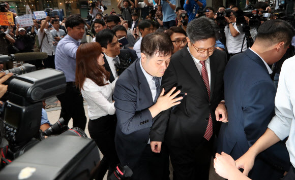 고용노동부의 부당노동행위 혐의 조사에 불응해 체포영장이 발부된 김장겸 MBC 사장이 5일 오전 서울서부고용노동지청에 경호원의 호위를 받으며 출석하고 있다.  연합뉴스