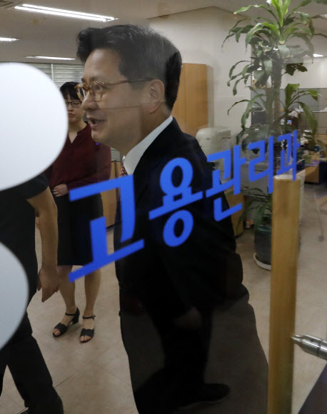 고용노동부의 부당노동행위 혐의 조사에 불응해 체포영장이 발부된 김장겸 MBC 사장이 5일 오전 서울서부고용노동지청에 출석하고 있다.  연합뉴스