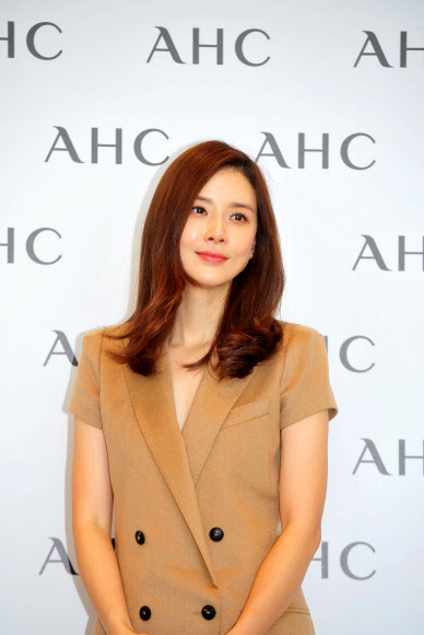 화장품 브랜드 AHC의 전속모델 배우 이보영이 5일 오후 서울 송파구 시그니엘 호텔에서 열린 ’AHC 신규 BI 공개 기념’ 포토 행사에 참석해 포즈를 취하고 있다.  AHC 제공=연합뉴스