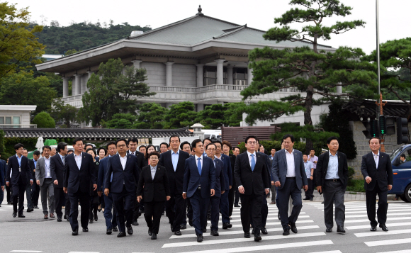 5일 청와대를 항의방문한 자유한국당 의원들이 방문을 마치고 나오고 있다. 2017. 9. 5  정연호 기자 tpgod@seoul.co.kr