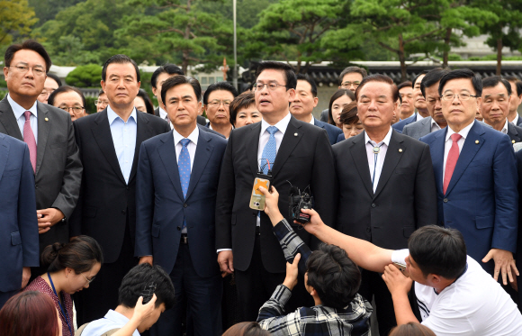 5일 청와대를 항의방문한 자유한국당 의원들이 방문을 마치고 나와 기자회견을 하고 있다. 2017. 9. 5  정연호 기자 tpgod@seoul.co.kr