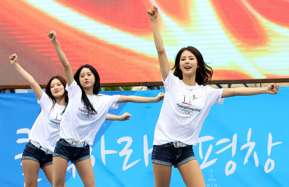5일 오후 강원도청 앞 광장에서 열린 2018 평창동계올림픽 입장권 판매 개시 특별행사 ’클릭하라! 평창!’에서 대회 홍보대사로 활동중인 박기량(맨 오른쪽)을 비롯한 치어리더들이 축하공연을 펼치고 있다.  연합뉴스