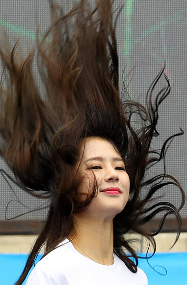 5일 오후 강원도청 앞 광장에서 열린 2018 평창동계올림픽 입장권 판매 개시 특별행사 ’클릭하라! 평창!’에서 대회 홍보대사로 활동중인 치어리더 박기량이 축하공연을 펼치고 있다.  연합뉴스