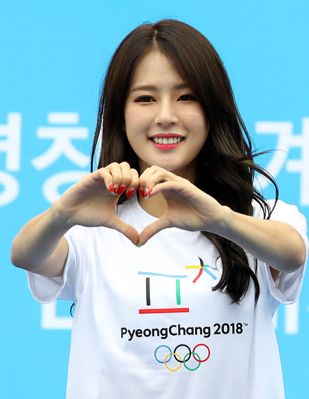 5일 오후 강원도청 앞 광장에서 열린 2018 평창동계올림픽 입장권 판매 개시 특별행사 ‘클릭하라! 평창!’에서 대회 홍보대사로 활동중인 치어리더 박기량이 축하공연을 펼치고 있다.  연합뉴스