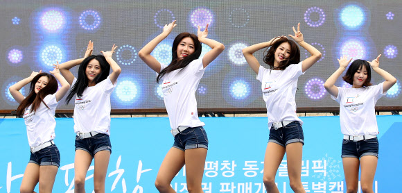 5일 오후 강원도청 앞 광장에서 열린 2018 평창동계올림픽 입장권 판매 개시 특별행사 ’클릭하라! 평창!’에서 대회 홍보대사로 활동중인 박기량(왼쪽 네번째)을 비롯한 치어리더들이 축하공연을 펼치고 있다.  연합뉴스