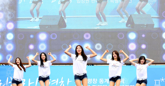 5일 오후 강원도청 앞 광장에서 열린 2018 평창동계올림픽 입장권 판매 개시 특별행사 ’클릭하라! 평창!’에서 대회 홍보대사로 활동중인 박기량(왼쪽 네번째)을 비롯한 치어리더들이 축하공연을 펼치고 있다.  연합뉴스