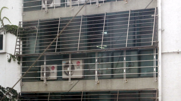 소설 ’즐거운 사라’로 유명한 소설가 마광수 전 연세대 국문학과 교수가 5일 서울 자택에서 숨진채 가족에게 발견됐다. 방범창이 있는 마 전 교수의 자택 발코니에서 경찰의 감식이 진행되고 있다.  연합뉴스