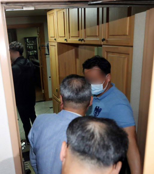 소설 ’즐거운 사라’로 유명한 소설가 마광수 전 연세대 국문학과 교수가 서울 자택에서 숨진채 가족에게 발견된 5일, 경찰 관계자들이 마 전 교수의 자택으로 들어가고 있다.  연합뉴스