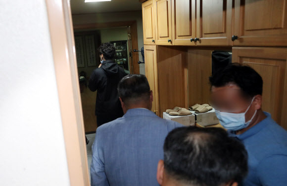 소설 ’즐거운 사라’로 유명한 소설가 마광수 전 연세대 국문학과 교수가 서울 자택에서 숨진채 가족에게 발견된 5일, 경찰 관계자들이 마 전 교수의 자택으로 들어가고 있다.  연합뉴스