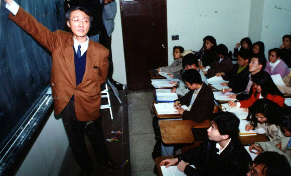 마 전 교수가 1994년 연세대에서 강의하는 모습. 당시 마 전 교수는 음란문서 제작 등의 혐의로 재판을 받고 있었다. 연합뉴스