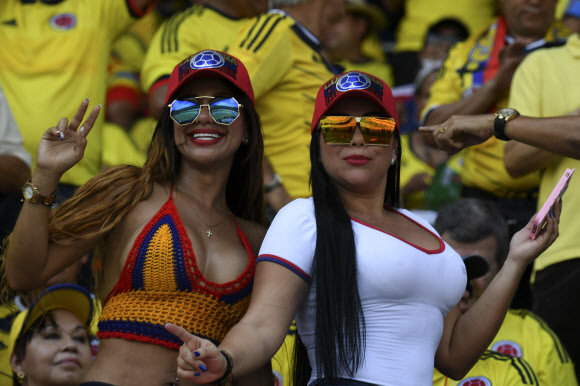 5일(현지시간) 콜롬비아 바랑키야에서 열린 2018 러시아 월드컵 남미예선 브라질과 콜롬비아의 경기가 시작되기 전 콜롬비아 여성 축구팬이 승리를 기원하며 응원을 하고 있다. AFP 연합뉴스