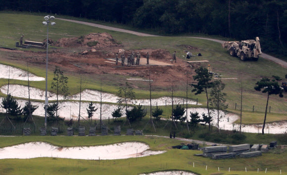 6일 오후 경북 성주 사드 기지에서 미군이 중장비를 동원해 기반공사를 하고 있다.  연합뉴스