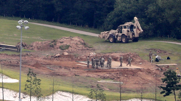 6일 오후 경북 성주 사드 기지에서 미군이 중장비를 동원해 기반공사를 하고 있다.  연합뉴스