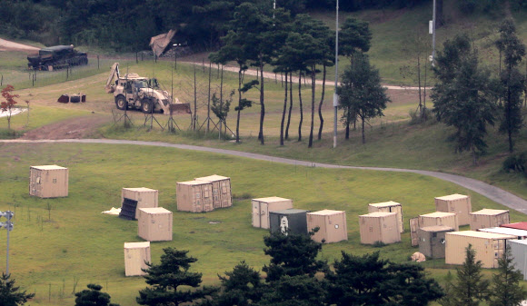 6일 오후 경북 성주 사드 기지에서 미군이 중장비를 동원해 기반공사를 하고 있다.  연합뉴스
