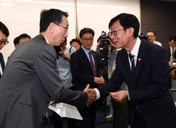 6일 서울 대한상의에서 열린 유통업계 간담회에 참석한 김상조 위원장이 유통업계 관계자와 인사를 나누고 있다. 2017.9.6  박지환 기자 popocar@seoul.co.kr