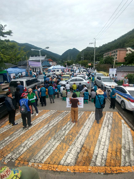 사드(THAAD 고고도미사일방어체계) 발사대 4기 추가배치가 7일 새벽으로 알려지자 6일 오후 경북 성주군 초전면 소성리 마을회관 앞길을 주민들이 차로 막고 있다.  연합뉴스