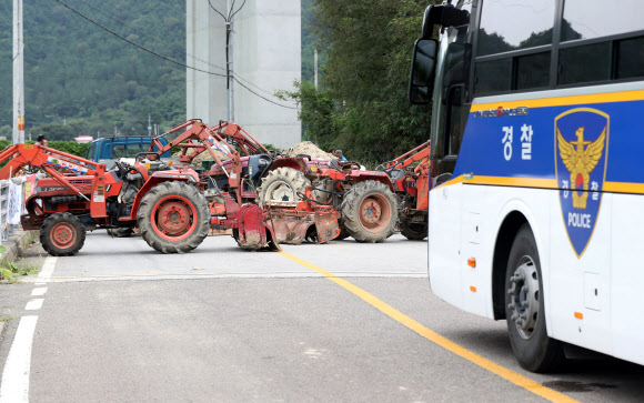 사드(THAAD 고고도미사일방어체계) 발사대 4기 추가배치가 7일 새벽으로 알려지자 6일 오후 경북 성주군 초전면 소성리 마을로 가는 길을 주민들이 농기계로 막고 있다.  연합뉴스