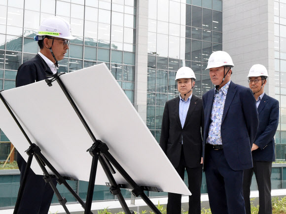구본무(왼쪽 세 번째) LG그룹 회장이 지난 5일 서울 마곡지구에 있는 LG사이언스파크 건설 현장을 찾아 연구동 연결다리에서 시설을 점검하고 있다. LG전자 제공