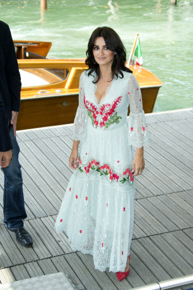 배우 페넬로페 크루즈가 6일(현지시간) 이탈리아 베니스에서 열린 ‘제74회 베니스 영화제’에 참석해 포즈를 취하고 있다. AP 연합뉴스