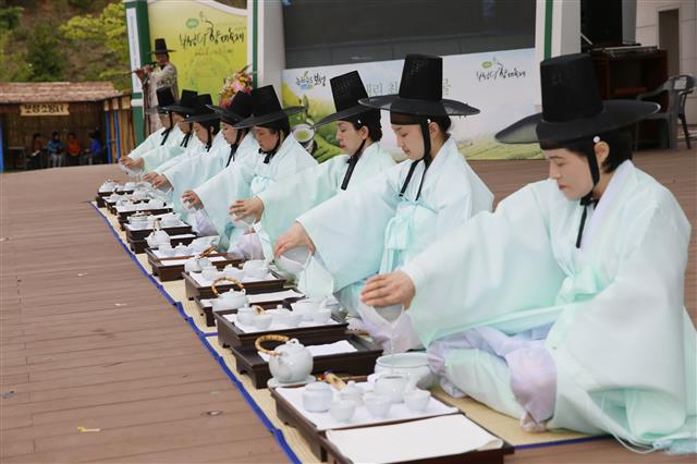 지난해 세계차박람회 기간에 선비 다례를 시연하고 있다.  <br>보성군 제공