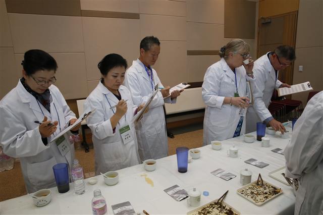 지난해 세계차박람회 기간 열린 티블렌딩 대회에서 심사위원들이 우수 차를 심사평가하고 있다.<br>보성군 제공