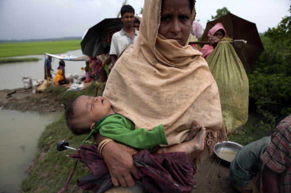 6일(현지시간) 한 로힝야족 여성이 잠든 아기를 안고 미얀마 국경에 인접해 있는 방글라데시 울루부니아 지역으로 들어오고 있다. 지난달 25일부터 시작된 미얀마군의 로힝야족 반군단체 토벌 작전으로 14만 6000명의 로힝야족 난민이 방글라데시로 피신했다. 이들 중 80%는 어린이와 여성이라고 유엔아동기금(UNICEF)은 밝혔다. 울루부니아 EPA 연합뉴스
