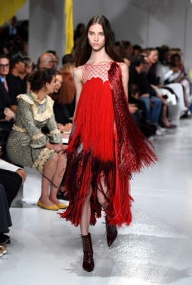 모델이 7일(현지시간) 미국 뉴욕에서 열린 ‘패션 위크’ 중 캘빈클라인 컬렉션 패션쇼에서 작품을 선보이고 있다. AFP 연합뉴스