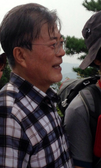 문재인 대통령이 지난 9일 오전 서울 북악산을 등반, 등산객들과 대화를 하고 있다.  이날 문 대통령은 반려견인 ’마루’, ’토리’와 함께 산행했다.  온라인커뮤니티=연합뉴스