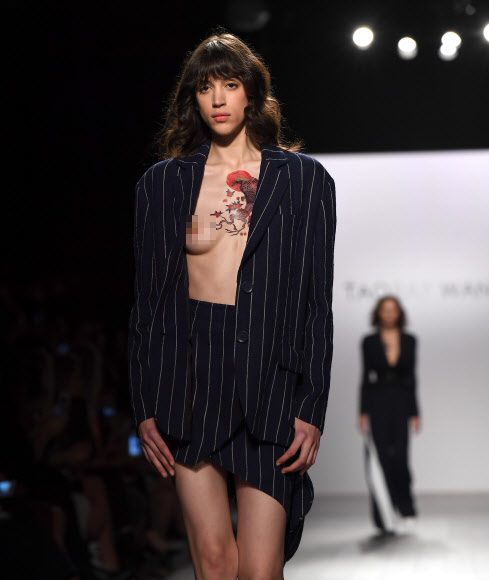 모델이 9일(현지시간) 미국 뉴욕에서 열리고 있는 ‘뉴욕 패션위크(New York Fashion Week)’중 디자이너 타오레이 왕(Taoray Wang)의 컬렉션을 선보이고 있다. AFP 연합뉴스