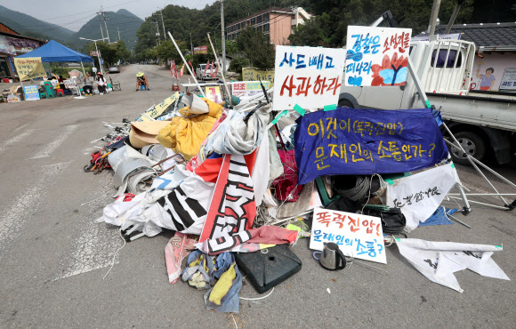 10일 오전 경북 성주군 초전면 소성리 마을회관 앞에 사드배치 반대 집회 중 주민과 경찰과 충돌하면서 부서진 천막 등 시설물이 쌓여있다.  연합뉴스