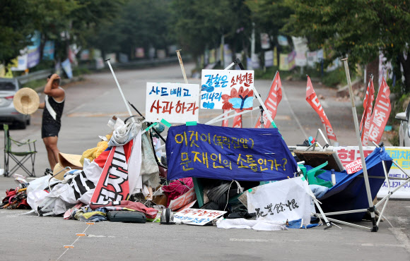 10일 오전 경북 성주군 초전면 소성리 마을회관 앞에 사드배치 반대 집회 중 주민과 경찰과 충돌하면서 부서진 천막 등 시설물이 쌓여있다.  연합뉴스