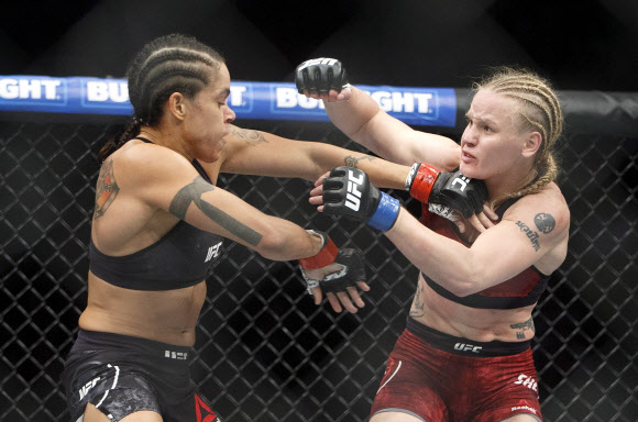 9일(현지시간) 캐나다 앨버타주 에드먼턴 로저스 플레이스에서 열린 ‘UFC 215’중 여성 밴텀급 아만다 누네스(왼쪽)와 발렌티나 셰브첸코가 경기를 펼치고 있다. AP 연합뉴스