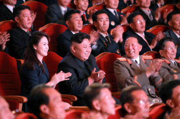 김정은 부부와 나란히 앉은 핵 개발 사령탑 