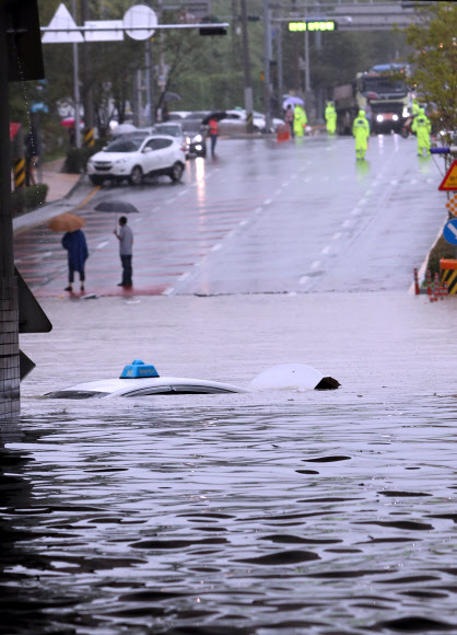 물바다에 잠긴 택시