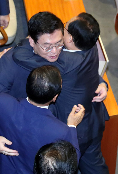 헌재소장 임명동의안 부결에 기뻐하는 한국당