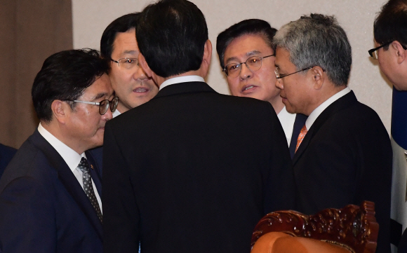 11일 국회에서 김이수 헌법재판소장 후보자의 임명동의안이 부결된 후 정세균 의장이 4당 원내대표들과 의사진행을 논의 하고 있다. 2017.9.11. 이종원 선임기자 jongwon@seoul.co.kr