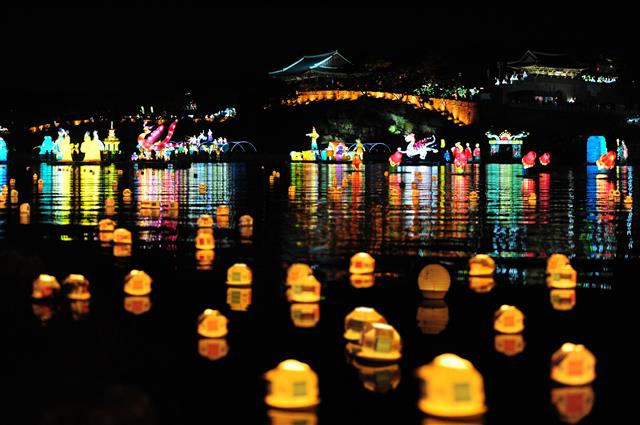 지난해 열린 진주남강유등축제. 남강에 설치된 여러 색깔의 등이 화려한 야경을 연출하고 있다. 진주시 제공