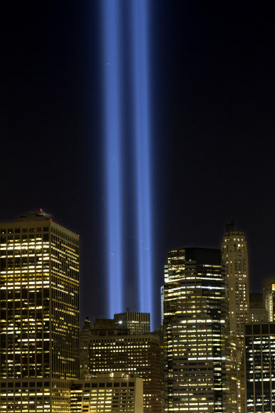 9·11테러 16주년… 뉴욕 비추는 추모의 불빛