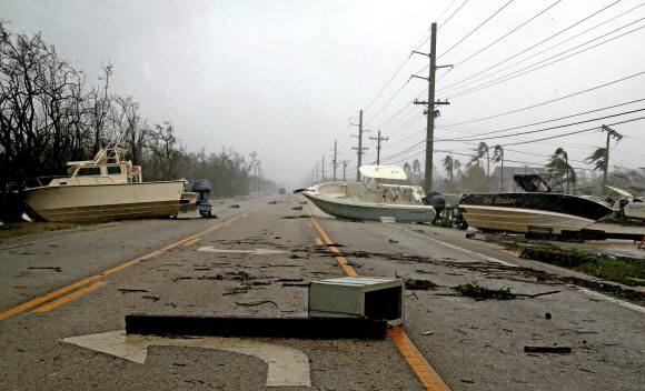 10일(현지시간) 미국 플로리다 키스 중심가에 허리케인 어마의 영향으로 부서진 보트와 파편들이 오버시즈 하이웨이에 나뒹굴고 있다. AP 연합뉴스