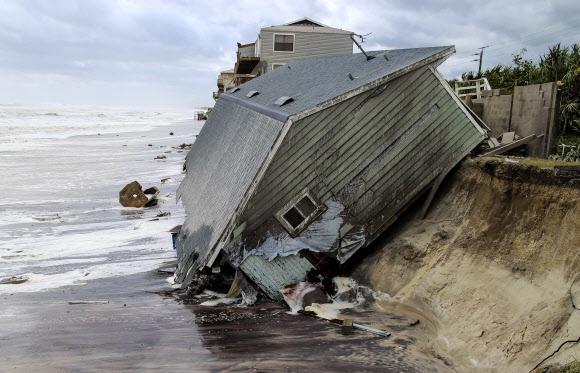 11일(현지시간) 미국 플로리다주 세인트존스카운티 폰테베드라비치에서 허리케인 어마의 영향으로 부서진 주택이 대서양 바다 속으로 기울어져 빠져 있다. AP 연합뉴스