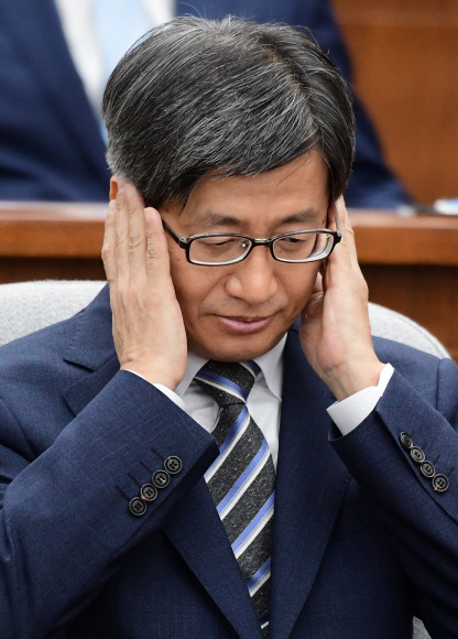 김명수 대법원장 후보자가 12일 오전 국회에서 열린 인사청문회에 출석해 청문회 시작을 기다리며 안경을 고쳐 쓰고 있다.  2017.09.12      이종원 선임기자 jongwon@seoul.co.kr